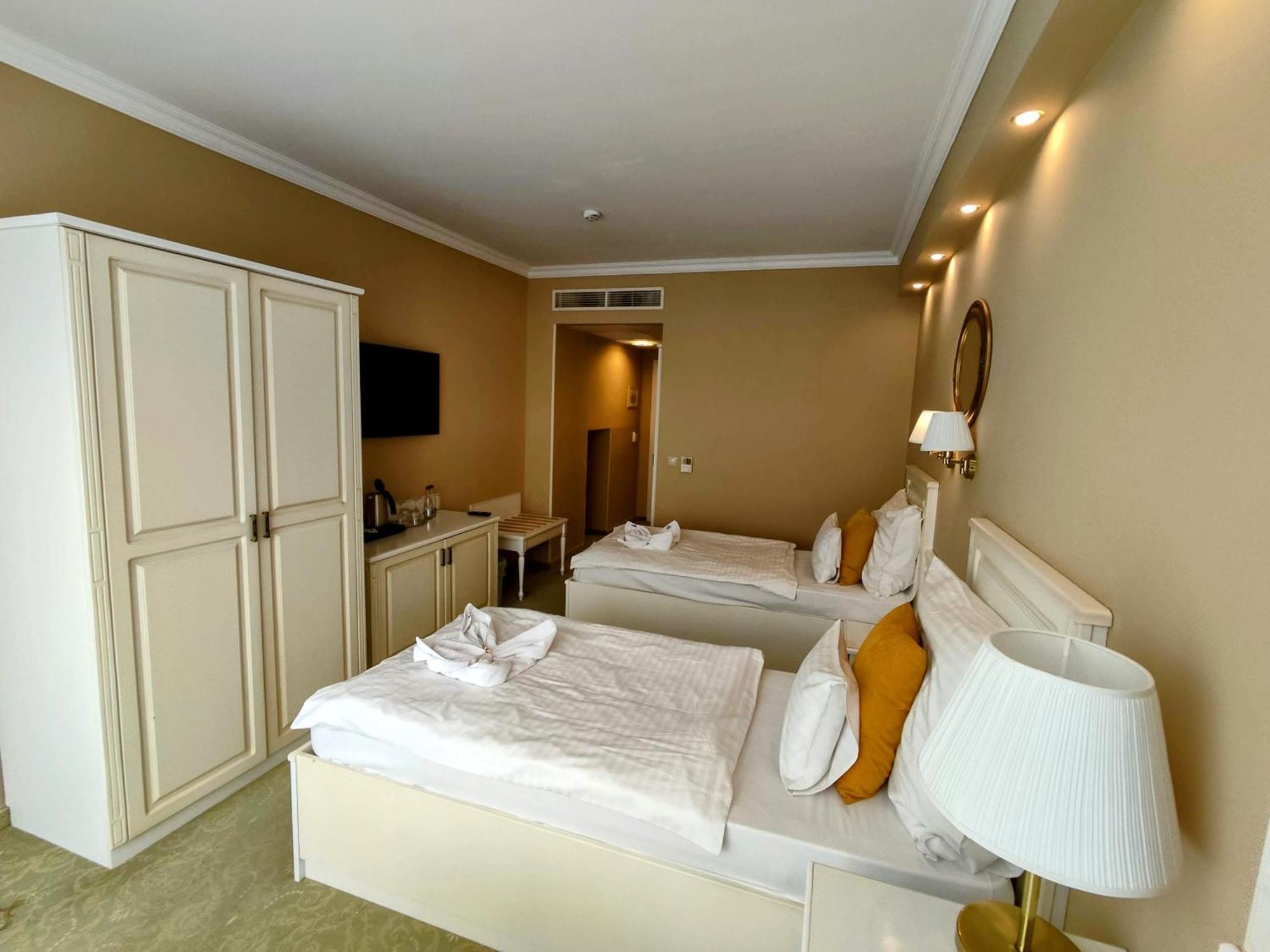 Calimbra Wellness Hotel Superior Miskolc Bagian luar foto